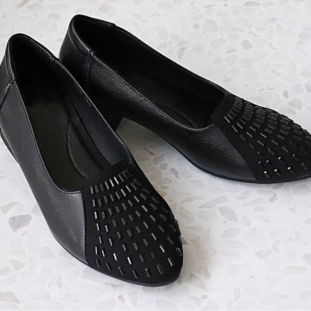 [Wonder Shoes] - Black Low Heel Pumps with Cutout Toe